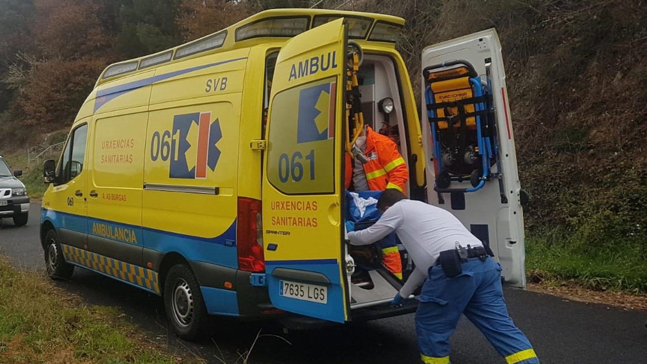 Trabajadores sanitarios en una ambulancia del 061. AEP