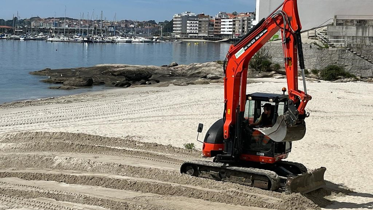 La primera jornada de trabajos en las playas, este lunes. A.M.U.