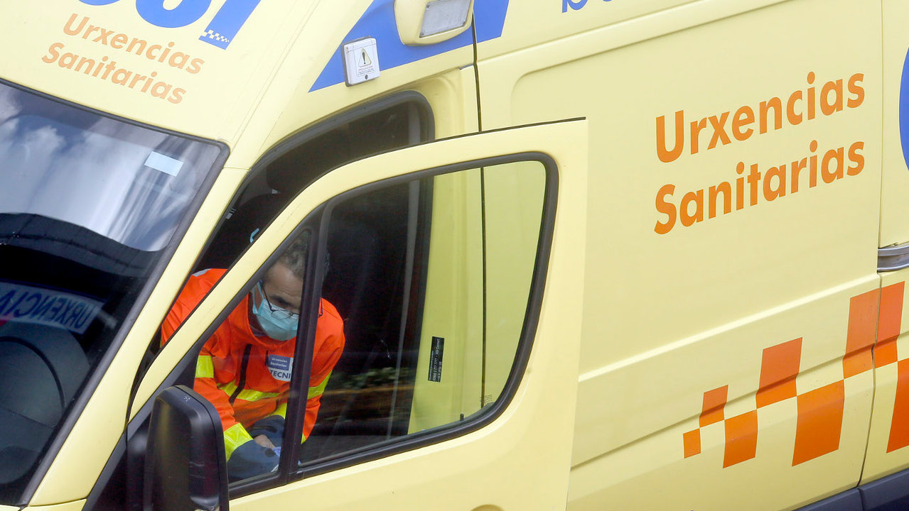  Un sanitario en una ambulancia del 061. JAVIER CERVERA-MERCADILLO 