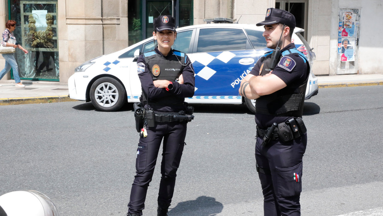 A Policía Local de Vilagarcía xunto ao coche actual. JOSÉ LUIZ OUBIÑA