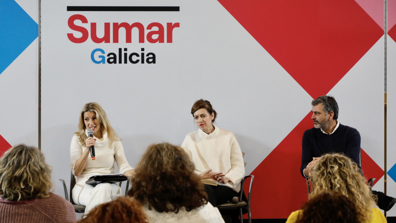  Yolanda Díaz, Marta Lois y Ramón Sarmiento, este sábado en Vilagarcía. JOSÉ LUIZ OUBIÑA 