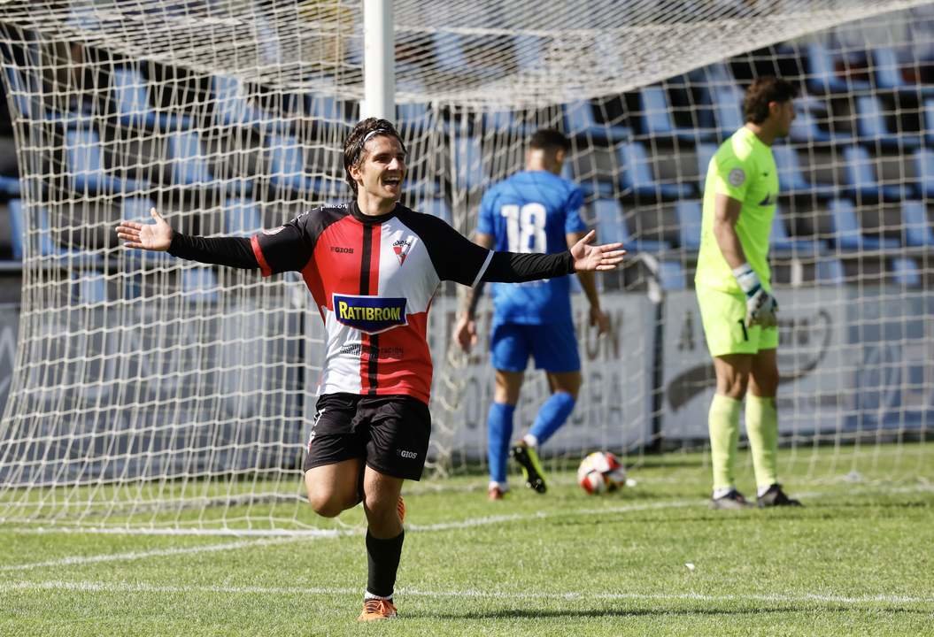 A Lomba despidió la temporada regular con una victoria del Arosa ante el Atlético Arteixo (2-1). JAVIER CERVERA-MERCADILLO