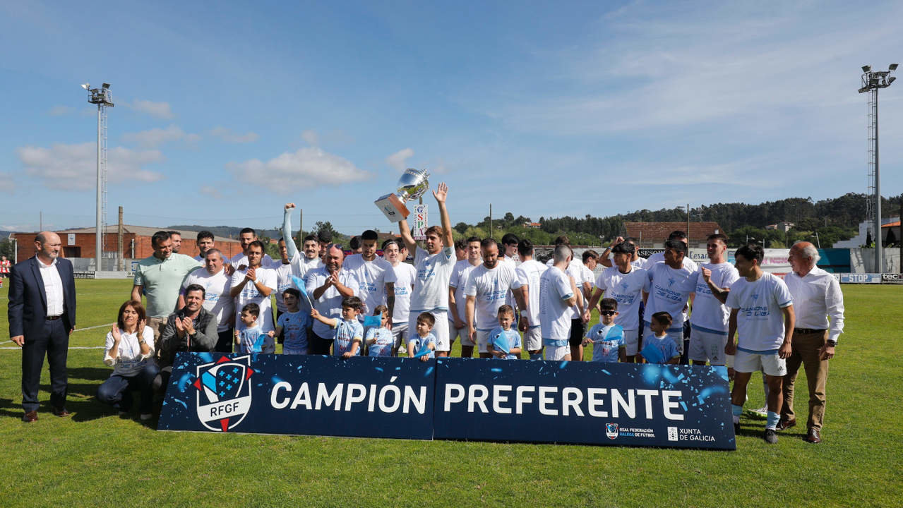 El Villalonga recibe de parte de la RFGF el trofeo que le acredita como campeón de Preferente. DAVID FREIRE