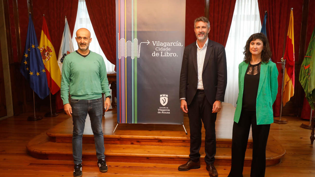 Álvaro Carou, Alberto Varela y Sonia Outón en la presentación de Vilagarcía, Cidade de Libro 2024. DAVID FREIRE