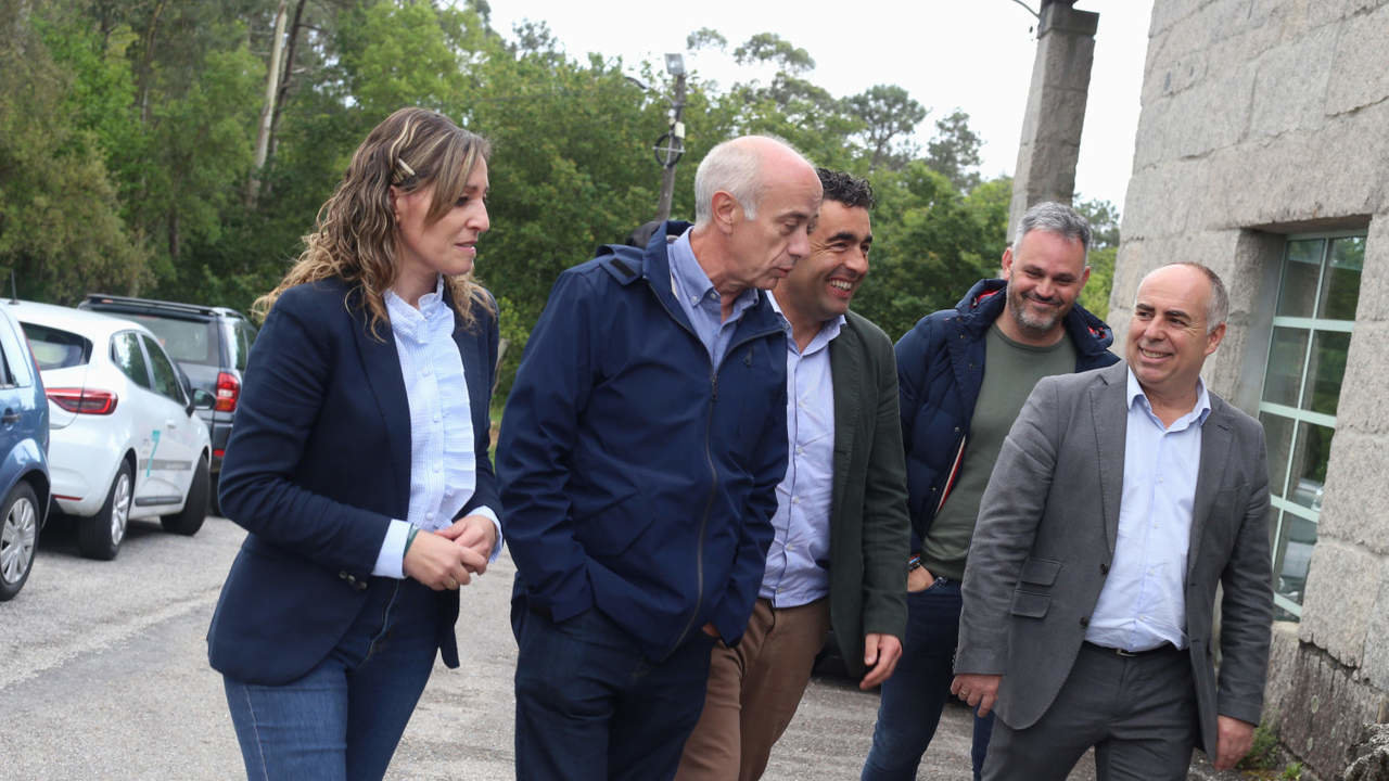 Luis López na súa visita ao proxecto de mellora da mobilidade peonil na EP-9701 entre Baión e András, en Vilanova de Arousa. DS