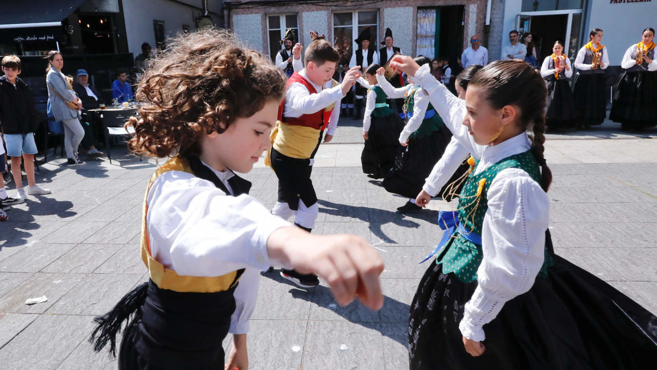 Baile tradicional en Carril por el Día das Letras Galegas 2023. JOSÉ LUIZ OUBIÑA