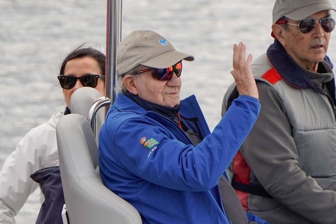 El rey Juan Carlos y su amigo Pedro Campos (d), a bordo de la neumática de apoyo del ‘Bribon’ , para seguir su participación en la regata de clase 6M, este domingo en Sanxenxo. LAVANDEIRA JR | EFE
