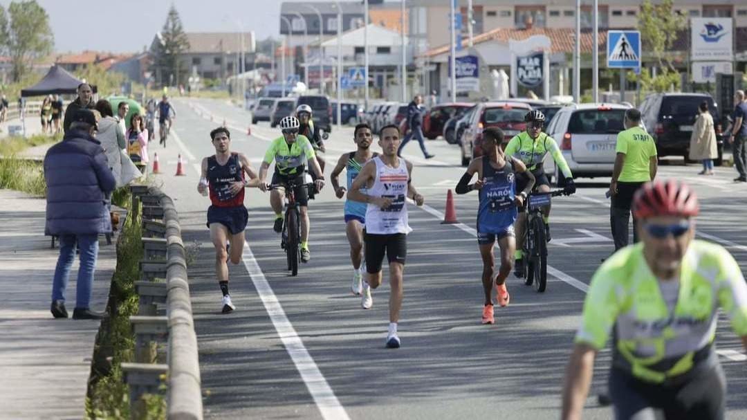  Cabeza de carreira do medio maratón formado polo podium final e Alejandro Fernández. GONZALO GARCÍA 