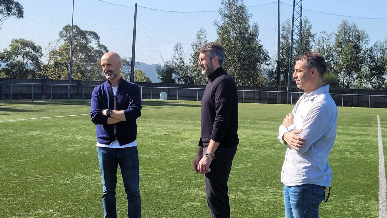 Álvaro Carou, Alberto Varela y Carlos Coira en el campo de fútbol de Berdón. SAMUEL CARDALDA