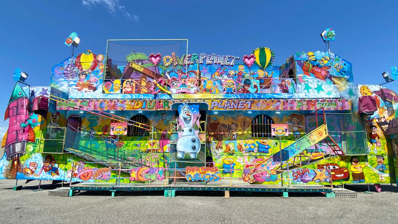 Uno de los puestos de atracciones de las fiestas de Santa Rita en Vilagarcía con los feriantes. JOSÉ LUIZ OUBIÑA