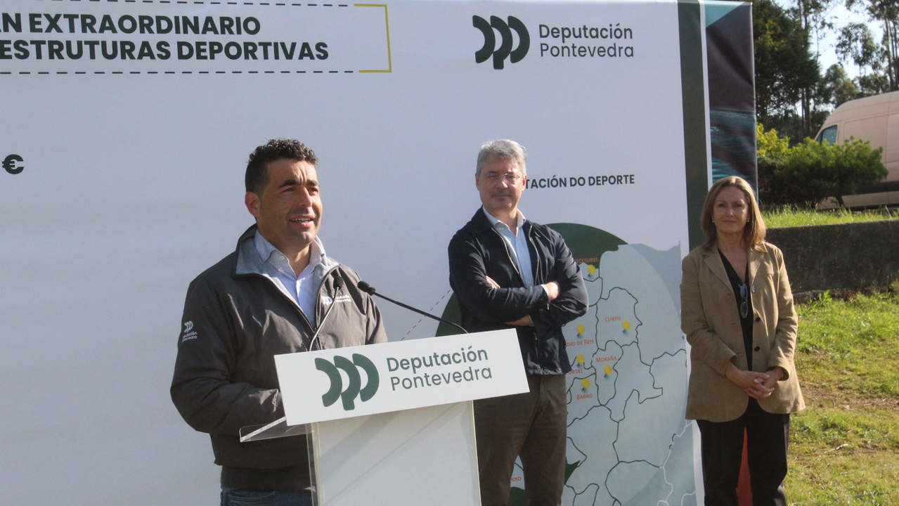 O presidente da Deputación, Luis López, xunto ao alcalde do Grove, José Antonio Cacabelos, e a vicepresidenta e responsable de Deportes, Luisa Sánchez. JOSÉ LUIZ OUBIÑA