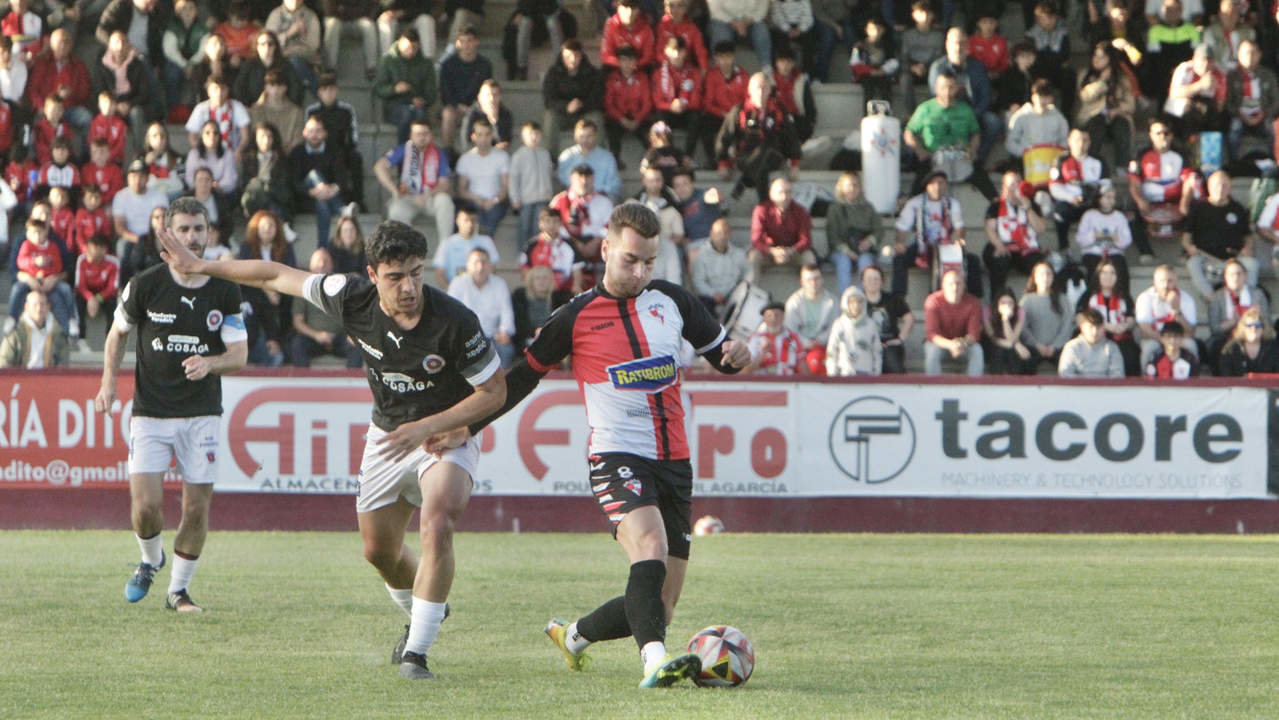Concheiro intenta controlar el balón ante la presión de un jugador de la UD Ourense en el Arosa-UD Ourense. JOSÉ LUIZ OUBIÑA