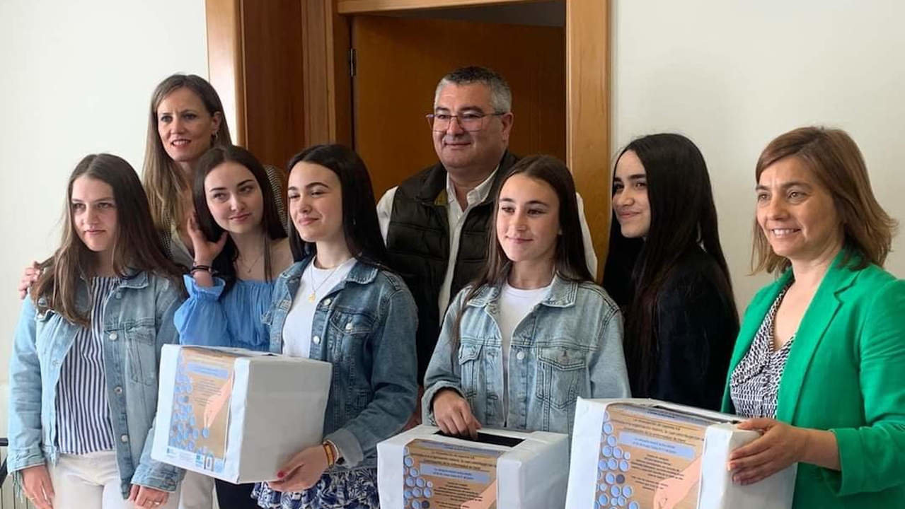 Alumnas del CPI Julia Becerra Malvar de Ribadumia en la rueda de prensa del proyecto. DS