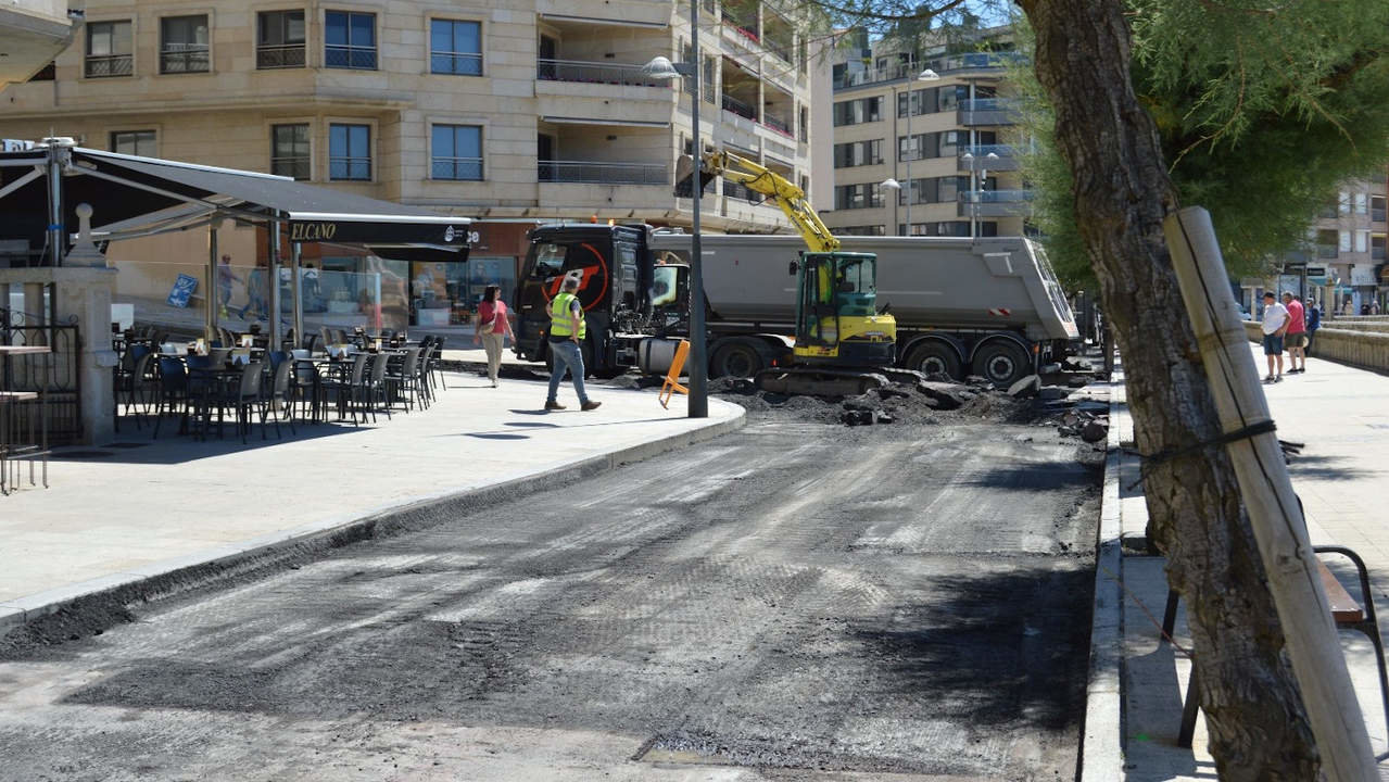 Los trabajos de fresado en el Paseo de Silgar, este viernes. DP