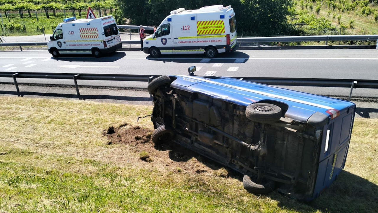 El vehículo acabó volcado tras salirse del vial. DS