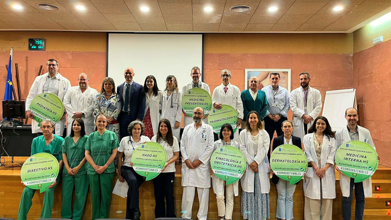 Foto de grupo tras la firma del Servizos Verdes en el Hospital do Salnés. DS