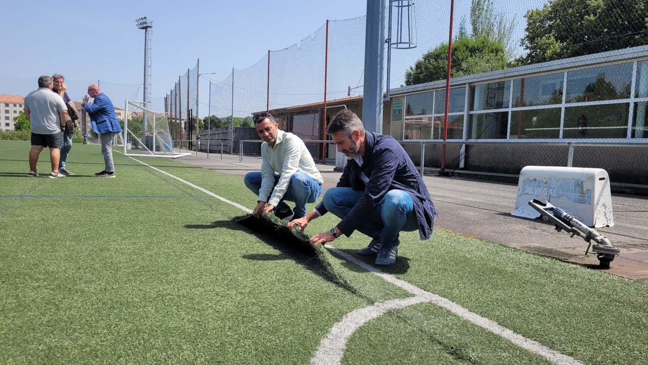 Carlos Coira y Alberto Varela testeando el antiguo césped artificial del campo de fútbol Manuel Jiménez. SAMUEL CARDALDA