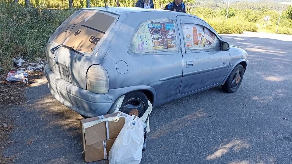 El vehículo, al ser interceptado por la Policía Local en Nantes. DS