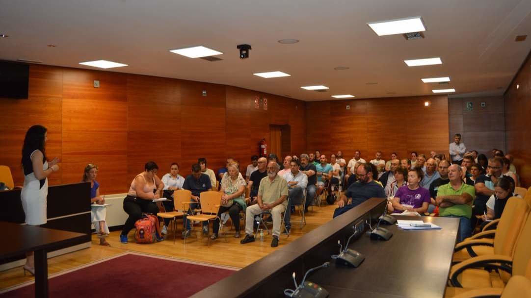 La edil de Cultura, Elena Torres, abordó la convocatoria con representantes de las asociaciones en el Concello. DS