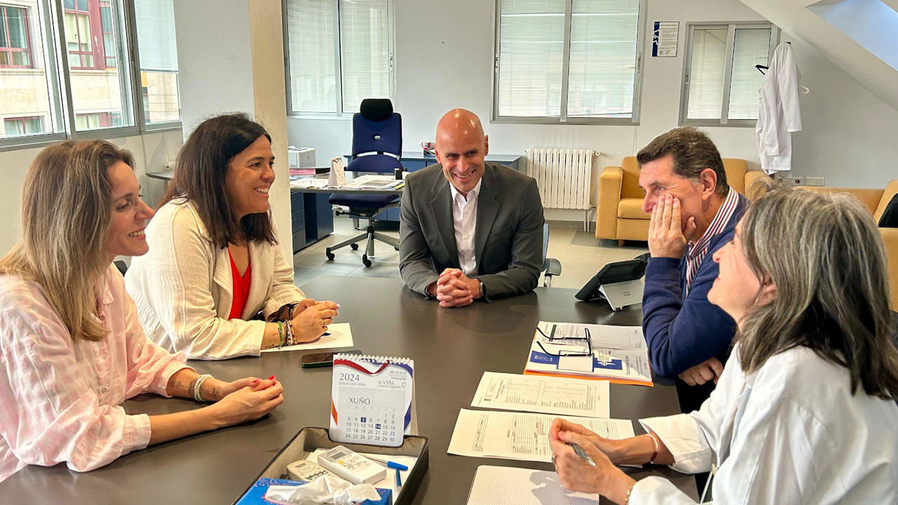 Encontro entre representantes da Área Sanitaria de Pontevedra-O Salnés e Marta Giráldez, alcaldesa de Meis, polo novo centro de saúde de Meis. DS