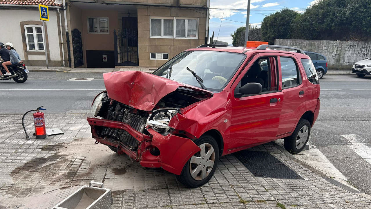 Vehículo afectado en el incidente de Rosalía de Castro, en Vilagarcía. DS