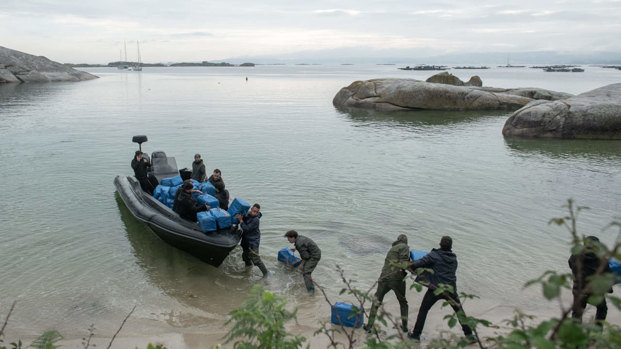 Escena dun desembarco de droga gravada na Illa de Arousa para a serie de Netflix. JAIME OLMEDO