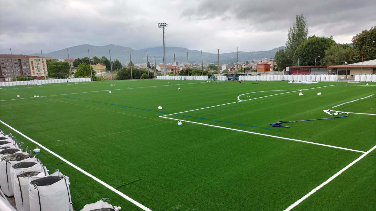 Instalación del nuevo césped del campo de fútbol Manuel Jiménez en Vilagarcía. DS