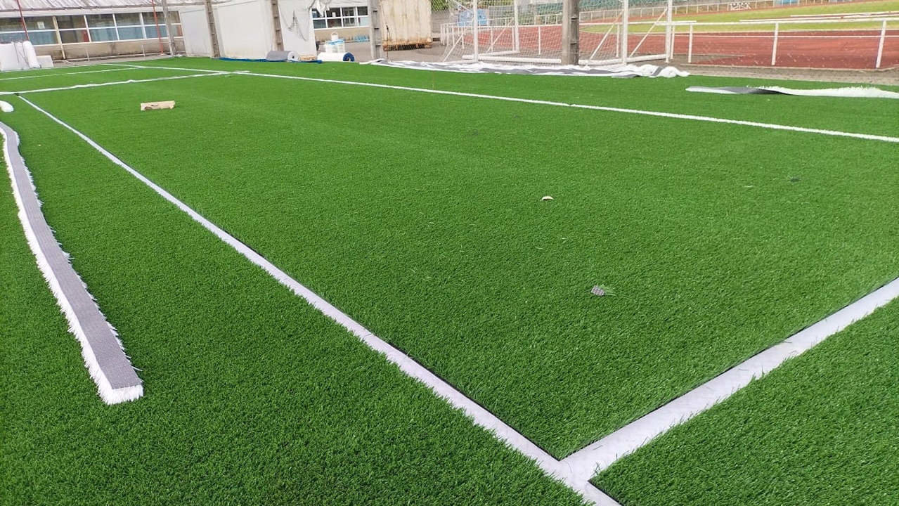 El nuevo césped del campo de fútbol Manuel Jiménez en Vilagarcía. DS