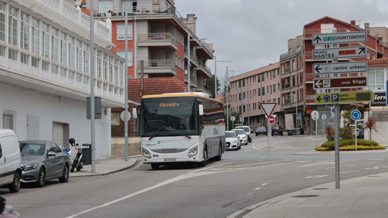 Un autobús en Sanxenxo. RAFA FARIÑA