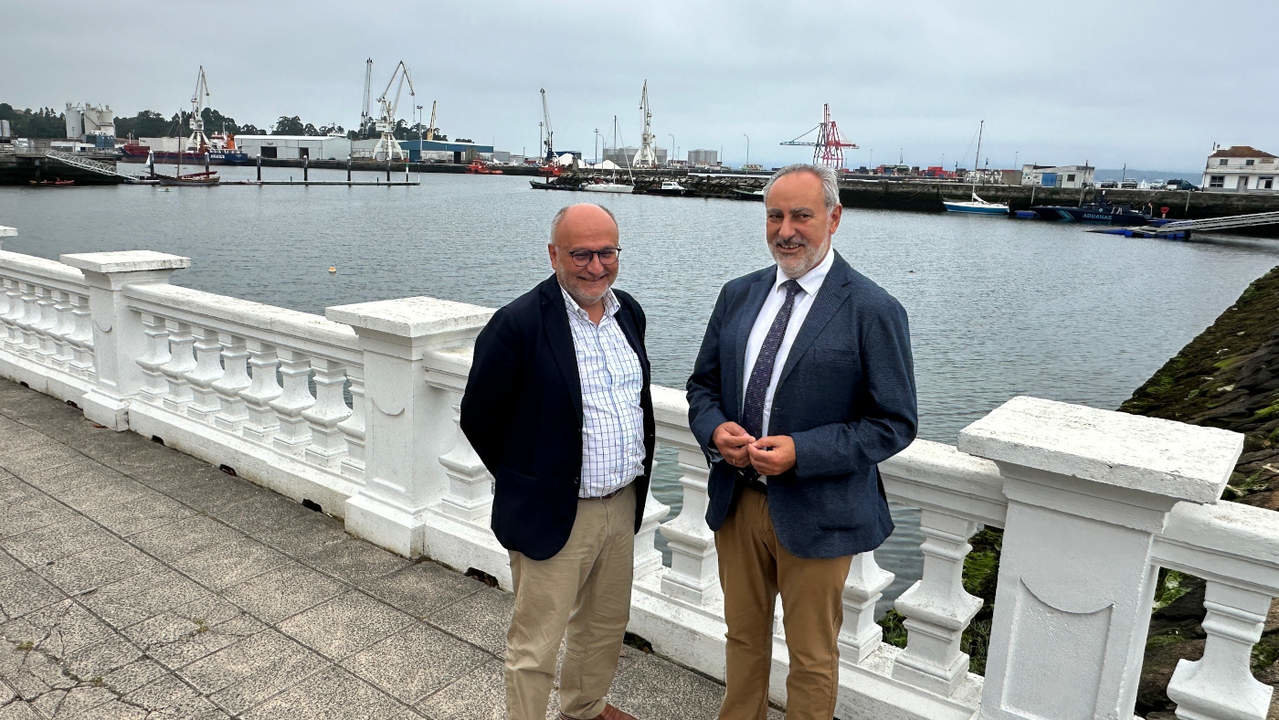 Abel Losada y José Manuel Cores Tourís, presidente del Puerto de Vilagarcía, durante su visita. DS