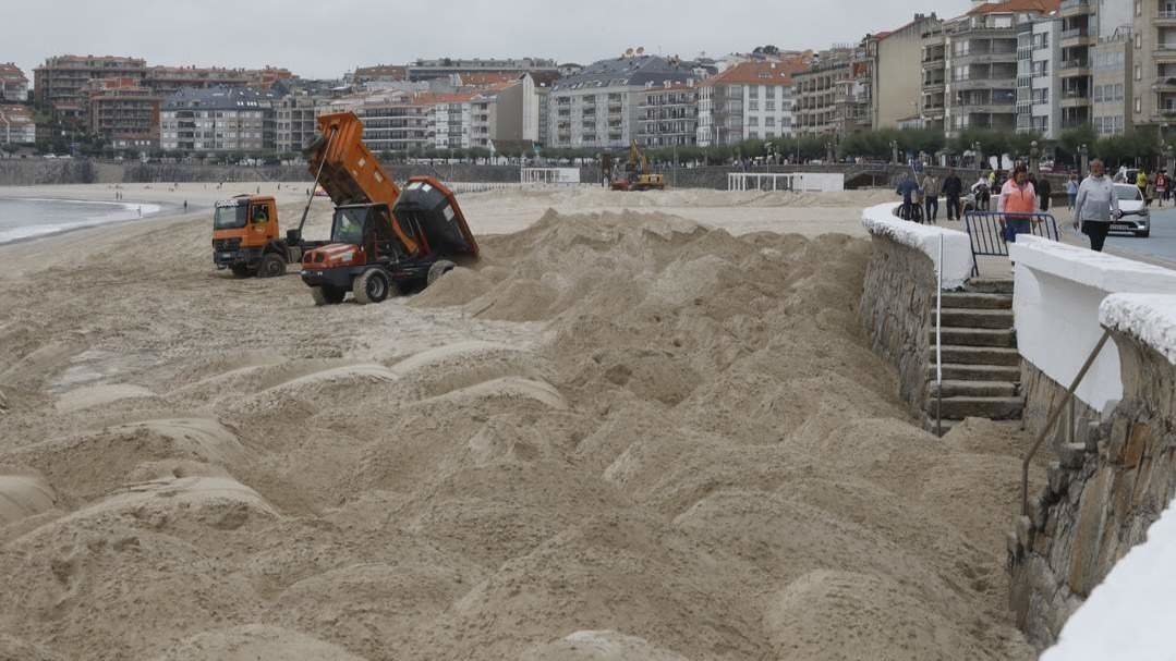 Los trabajos en la playa de Silgar durante la jornada de este miércoles. DAVID FREIRE