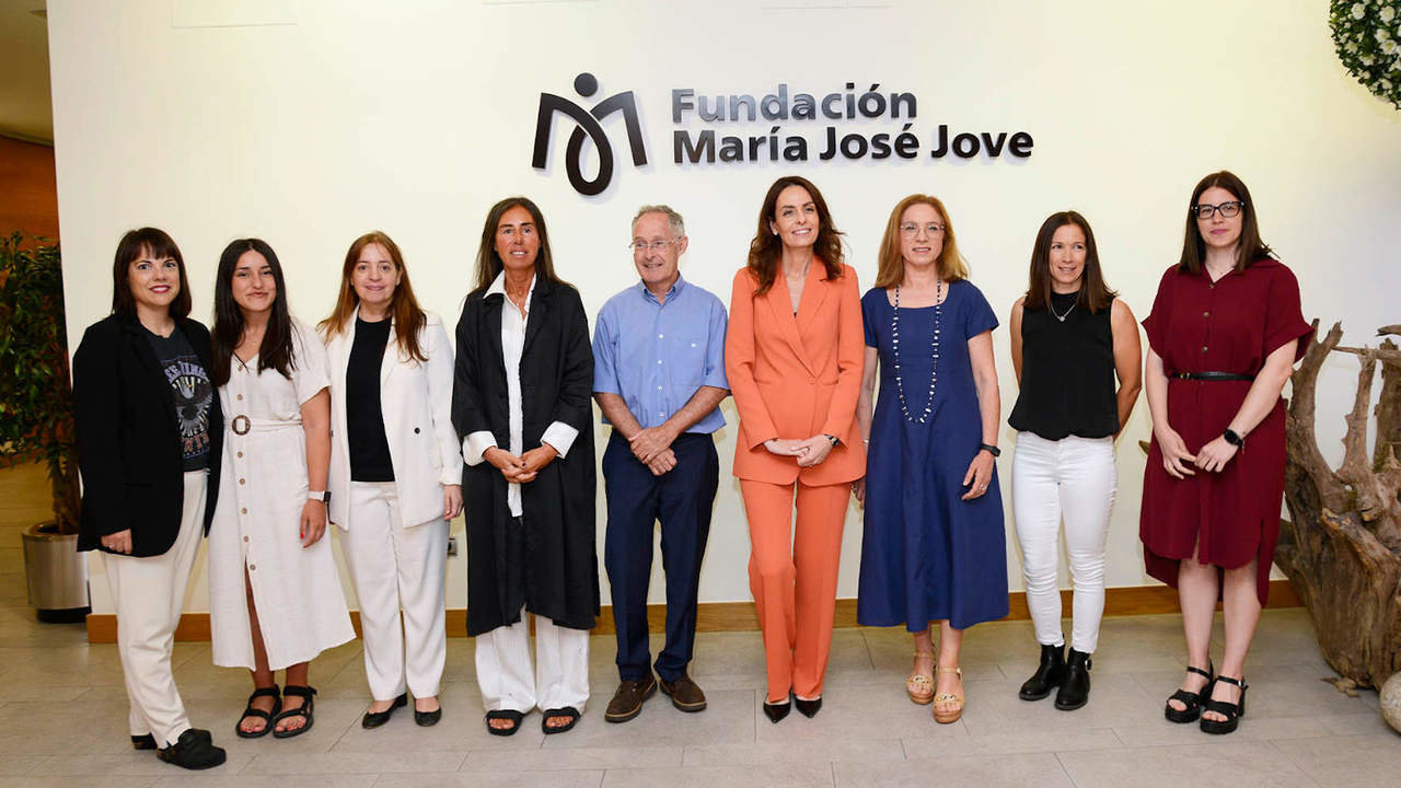 Nuria Santiago Rodríguez, de IES Monte da Vila de O Grove, recogiendo el reconocimiento por la X Beca INGADA-Fundación María José Jove. DS