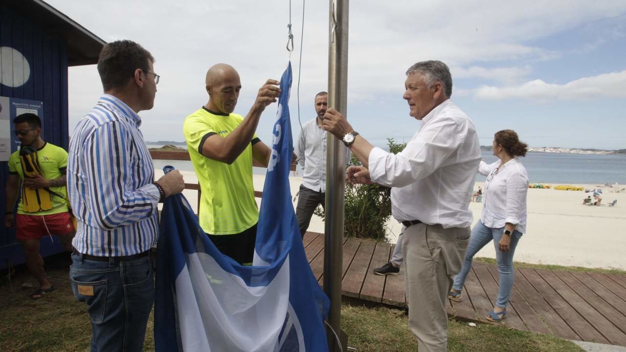 Momento del izado de la bandera azul en la playa de Areas. JOSÉ LUIZ OUBIÑA