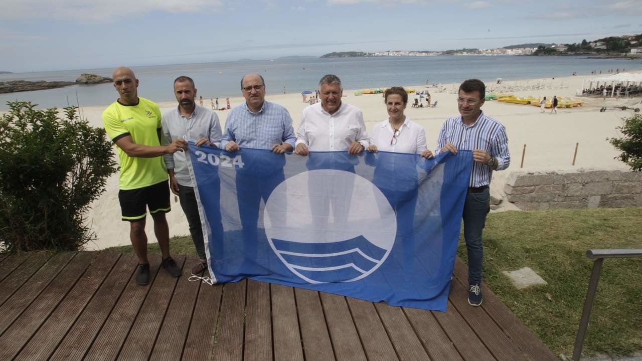 Asistentes al izado de la bandera azul en la playa de Areas. JOSÉ LUIZ OUBIÑA