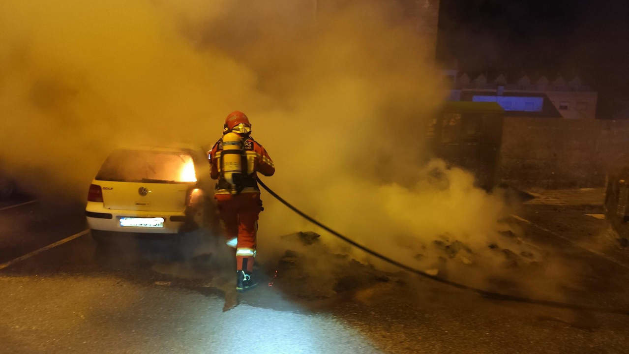 El servicio de Emerxencias de Vilagarcía actuando en el incendio de un contenedor en la Rúa Asturias. DS