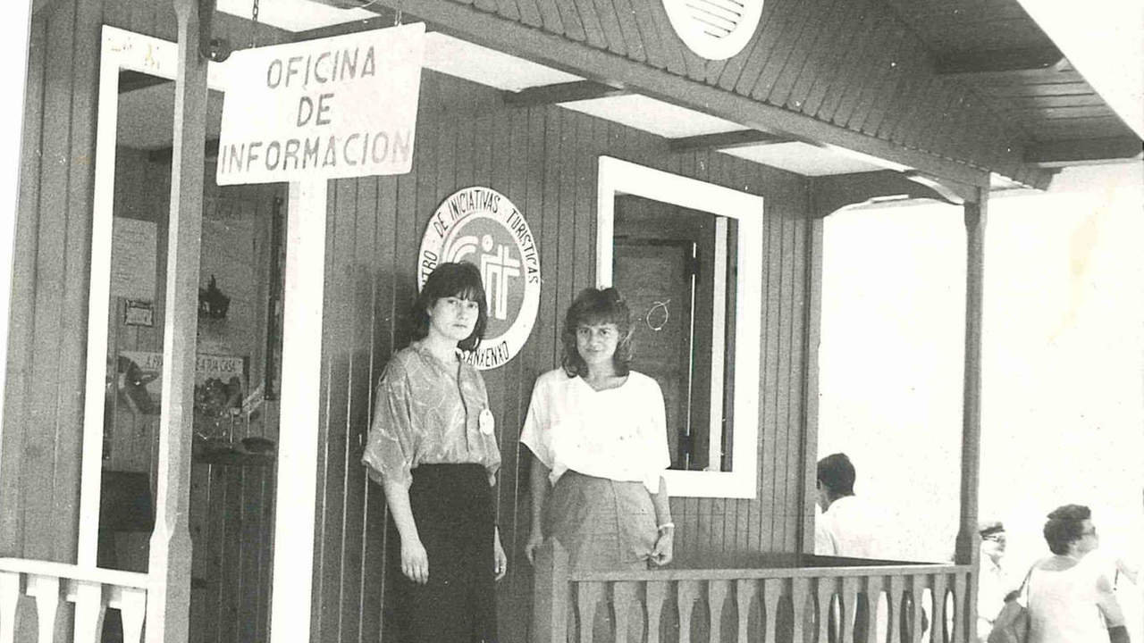 Trabajadoras del Centro de Iniciativas Turísticaqs (CIT) en 1987, que pasó a formar parte del actual CETS. ARCHIVOS DP