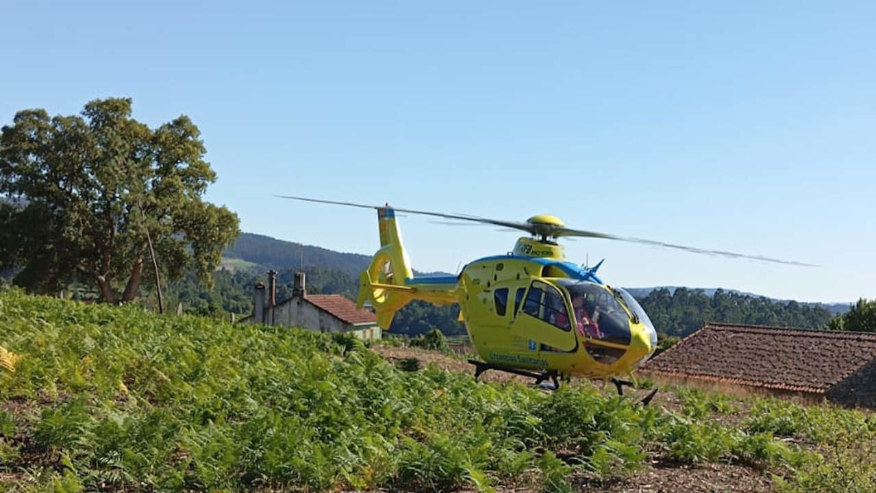 El helicóptero medicalizado de Urxencias Sanitarias de Galicia-061 desplazado hasta el lugar .DS