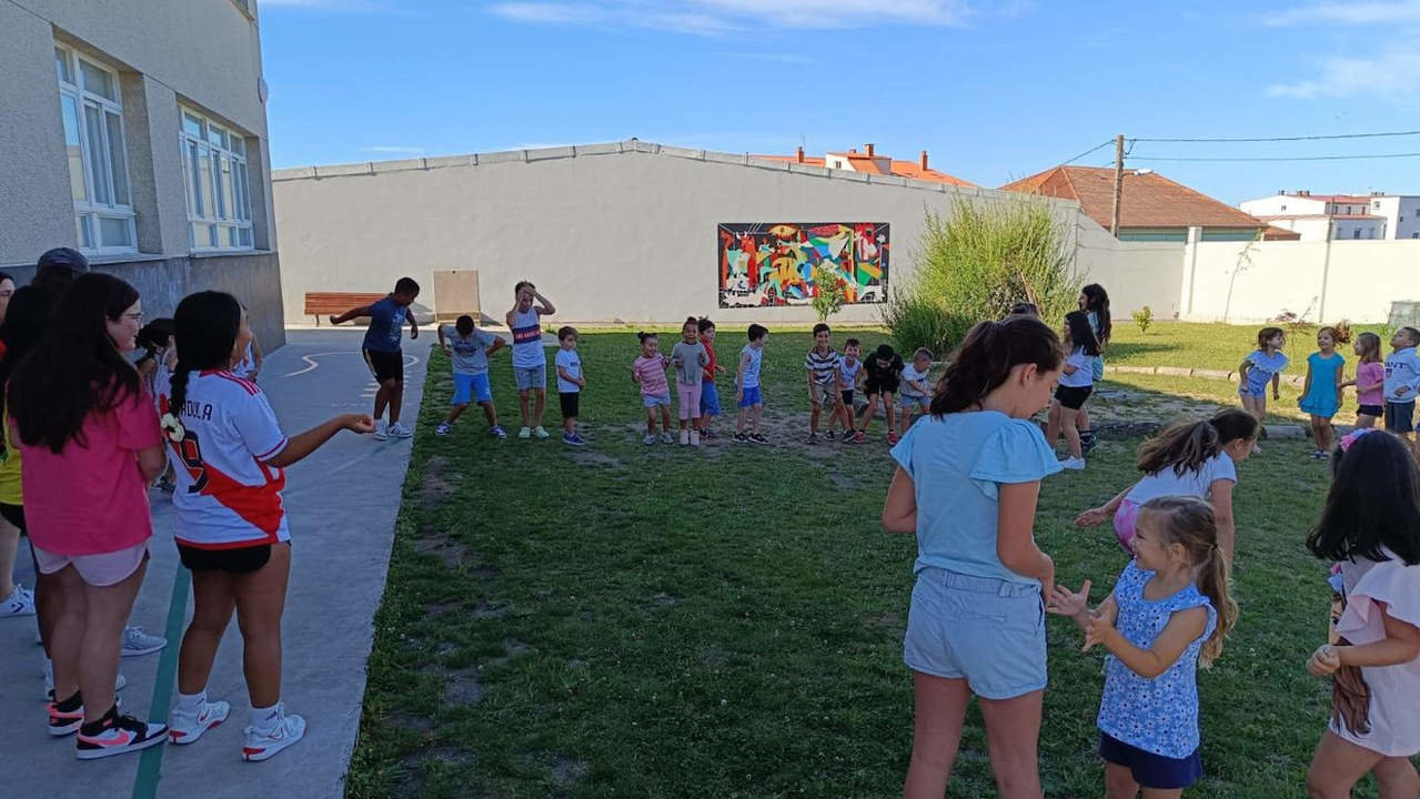 Niños y niñas en una actividad municipal en las instalaciones del CEIP A Florida. DP