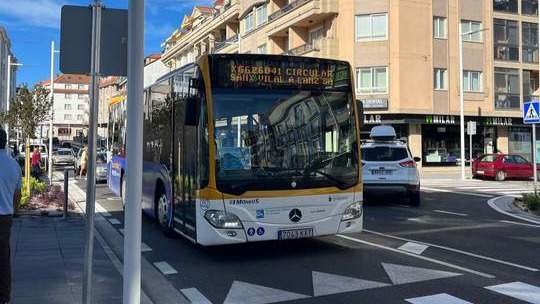 Un autobús de las líneas circulares de Sanxenxo a su paso por el nuevo 'boulevard' de Portonovo. ALBA MOLEDO UCHA