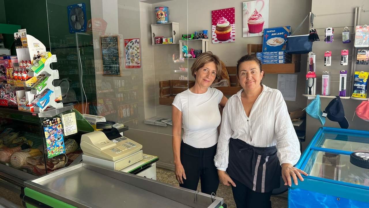 Graciela Montes y María Jesús Arosa en el Supermercado Areas. S.V