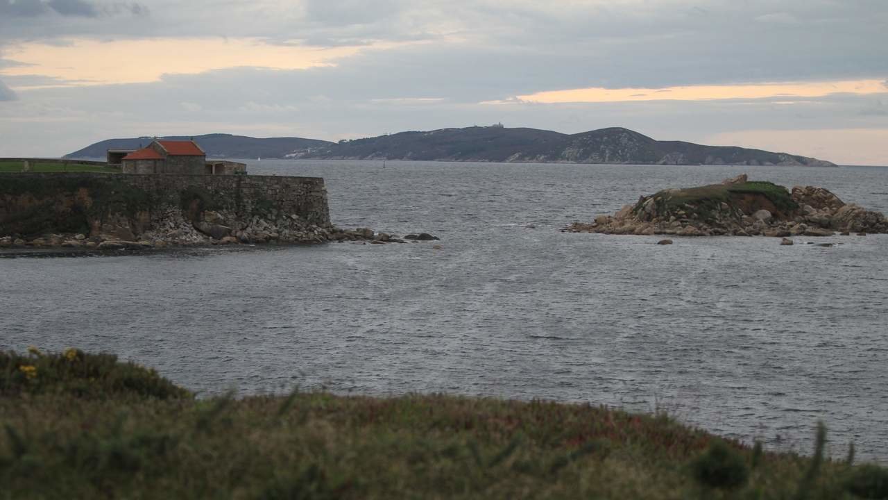 fotos en a lanzada sobre una leyenda que habla de un tunel de acceso desde la costa a hasta la illa de ons