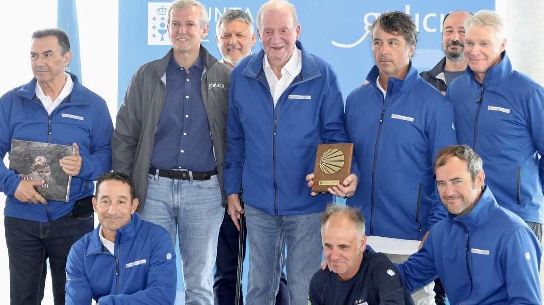 Juan Carlos I recogiendo el trofeo junto a su equipo, Alfonso Rueda y Telmo Martín. GONZALO GARCÍA