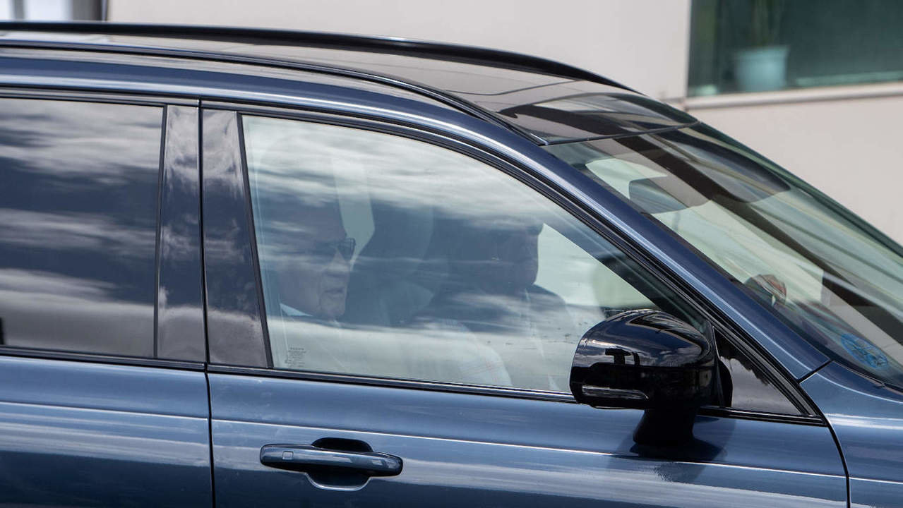  Juan Carlos I y Pedro Campos, llegando este lunes al aeropuerto de Vigo. SALVADOR SAS (Efe) 