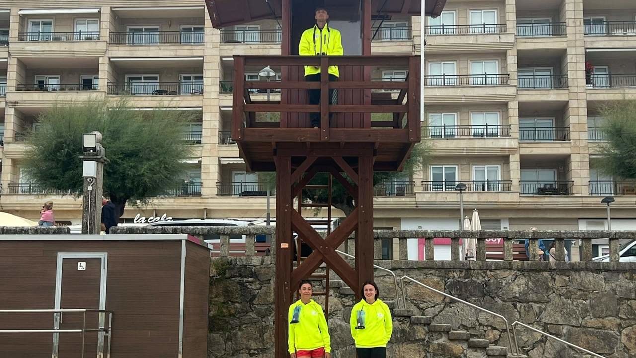 Miembros del equipo de salvamento de la Playa de Silgar. S.V