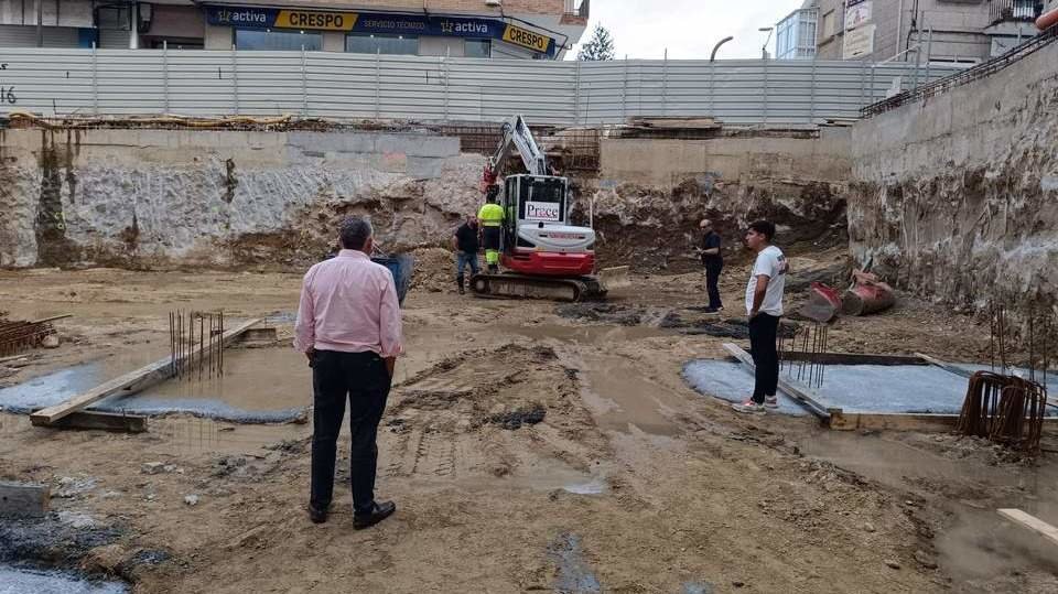 El alcalde, Telmo Martín, visitando el lugar donde se produjo la avería. DS