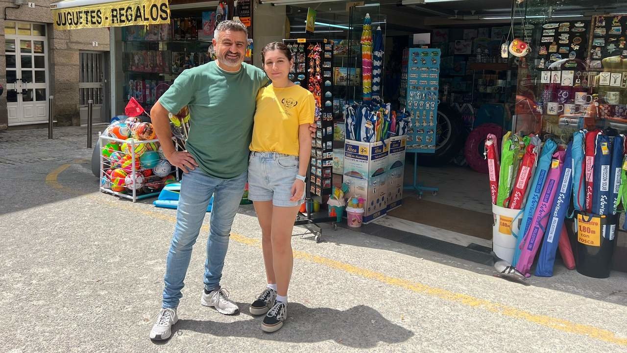 Santiago Piñeiro y su hija enfrente de la tienda Foto Olimpio. S.V