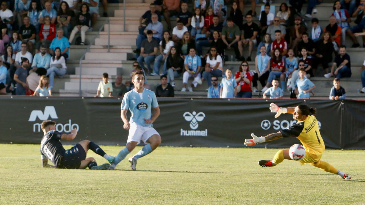 Douvikas definió en el mano a mano del tercer gol ante el meta del FC Vizela en el partido del RC Celta en A Lomba. JOSÉ LUIZ OUBIÑA