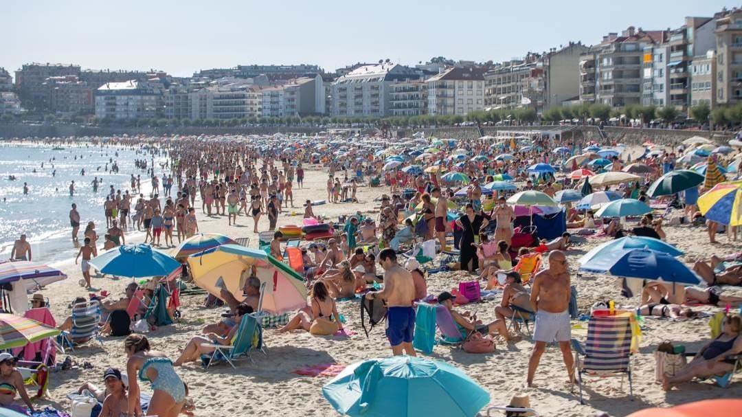 La playa de Silgar, la más turística, abarrotada de gente. SERGIO SUEIRO