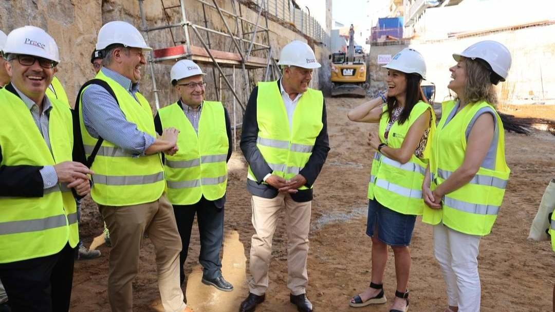 Telmo Martín, en el centro, junto a María Martínez Allegue y María Deza en la visita a la obra. GONZALO GARCÍA