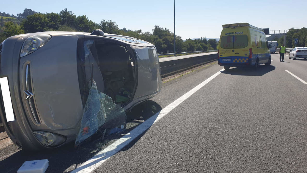 El vehículo volcado sobre la Autovía do Salnés. DS